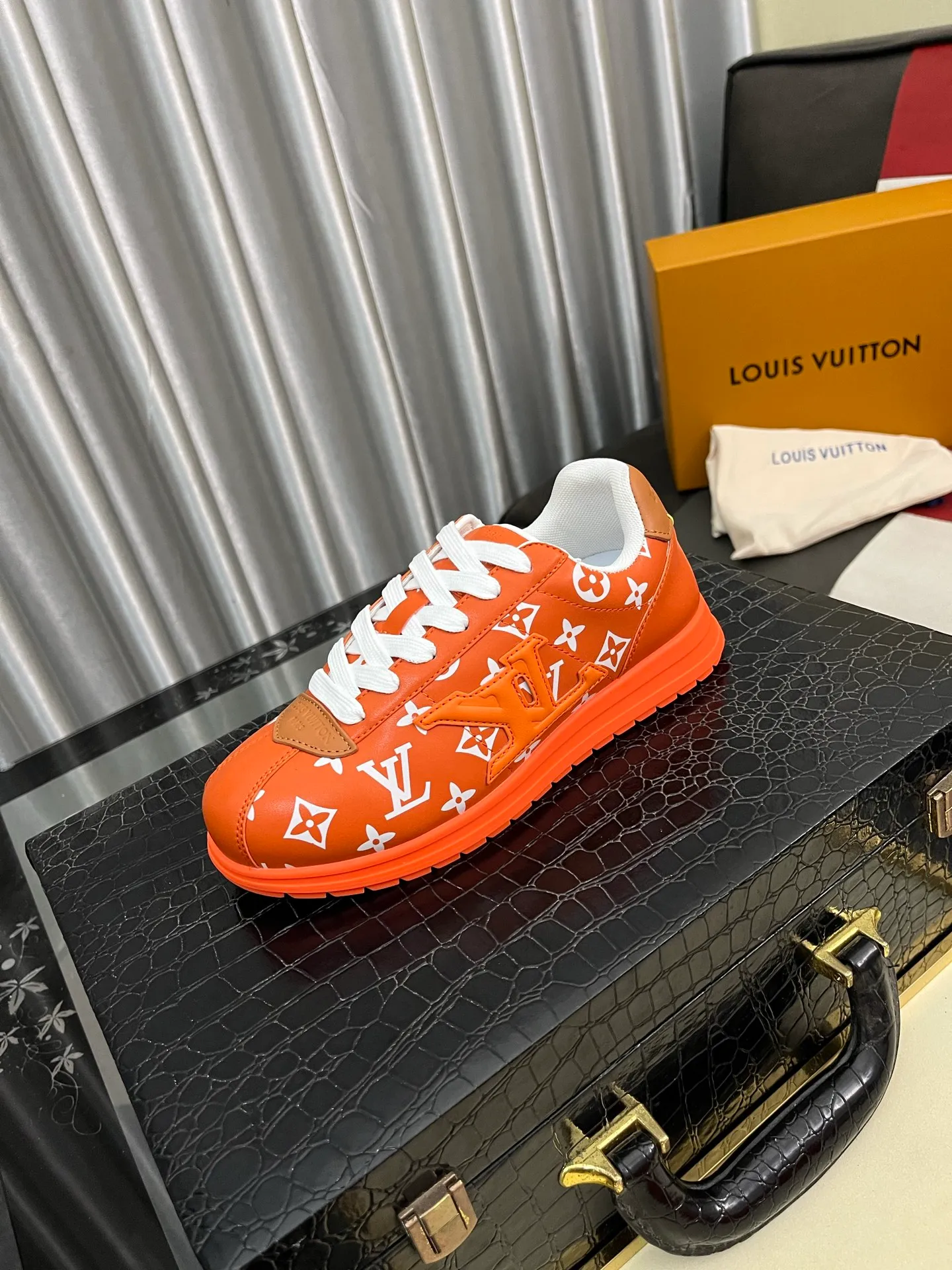 Men's shoes 💰700⌚️⌚️LV TARINE Louis Vuitton x Tyler joint model Donkey brand L family embossed couple style casual sneakers skate shoes original purchase and development This LV Trainer sneaker comes from the Louis Vuitton and Tyler collaboration series. The Monogram pattern and brand logo are transformed into nubuck calf leather embossing and side decoration respectively, witnessing the artist's creative interpretation of classic elements. The deep tones accentuate the complex upper, which requires hours of craftsmanship to complete. Exquisitely packaged at the delivery counter🛍📦 ▪️Fabrics: Original customized first-layer cowhide ▪️Inner lining: Original customized breathable mesh ▪️Outsole: Original open-molded two-color TPU combination outsole ▪️Sole thickness: 3CM ▪️Size: Women's 35-40 / Men's 38-46